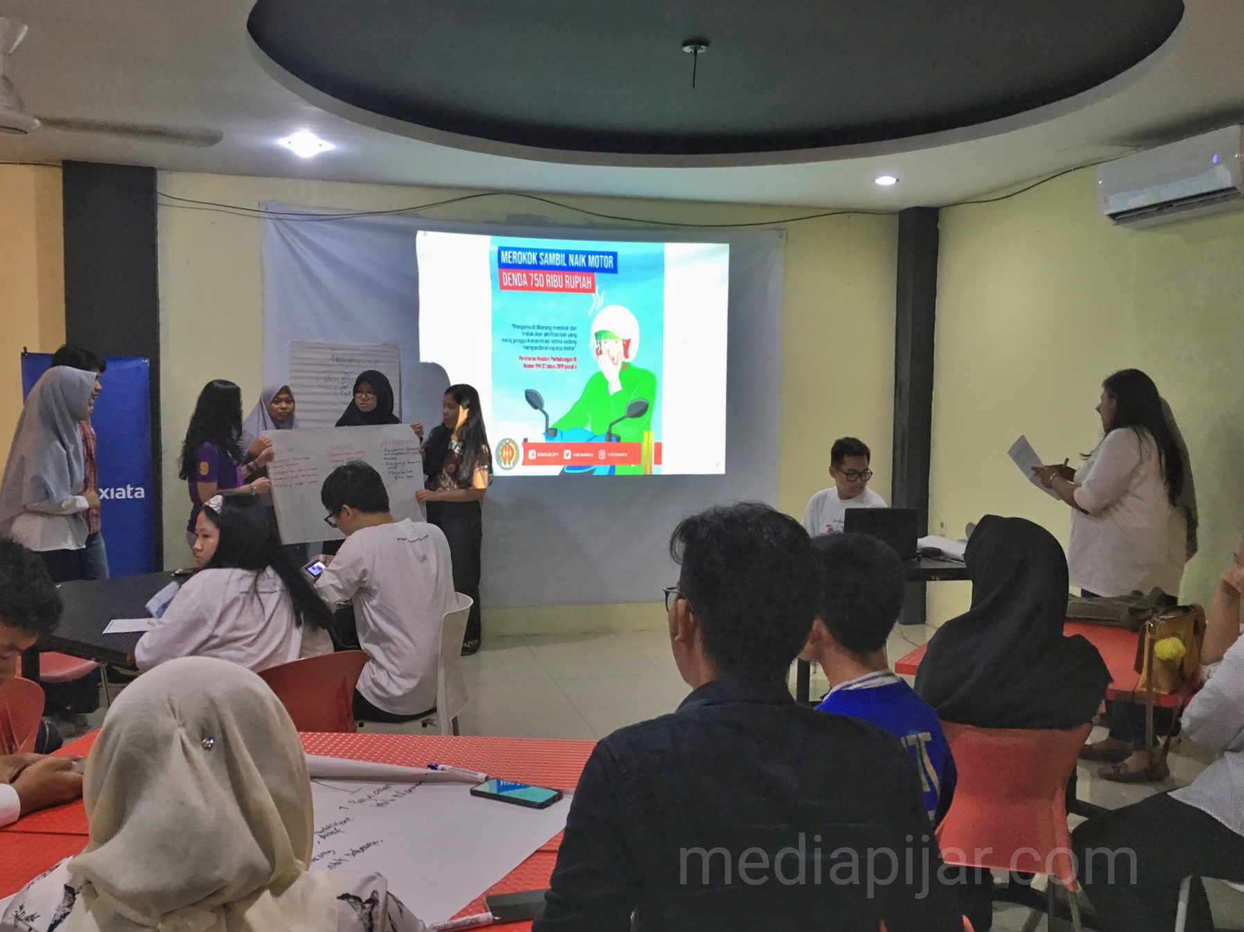  Para peserta mencoba presentasi untuk meningkatkan kemampuan komunikasi mereka pada acara Ngabuburit Ala XLFL di GH Corner. (25/5) (Fotografer: Novi handayani)