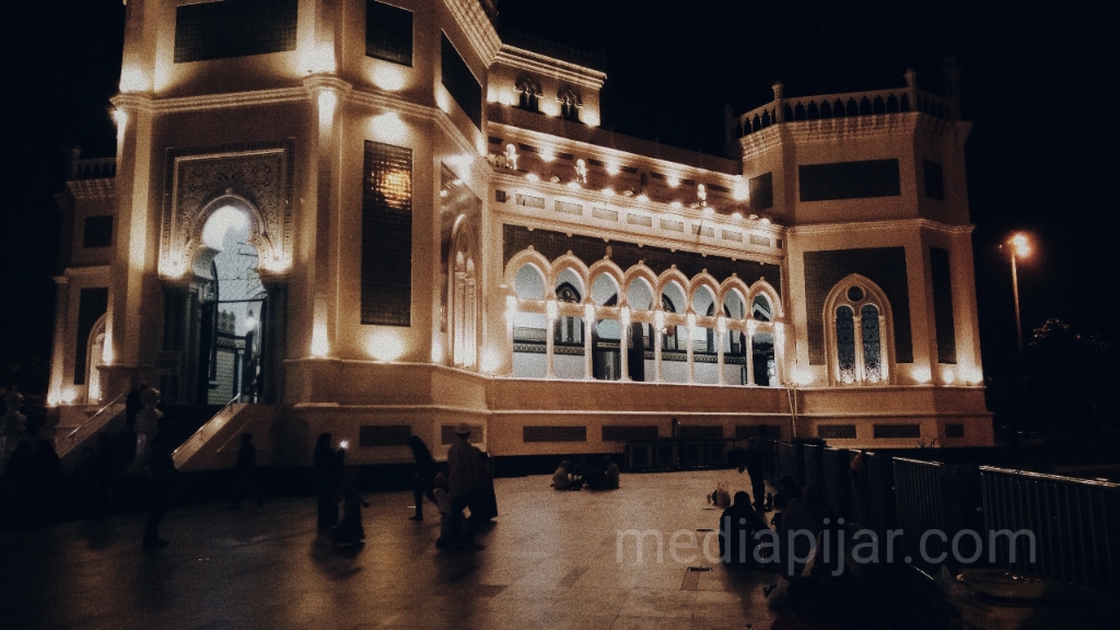 Cahaya yang indah di Mesjid Raya Medan pada malam hari.  (Fotografer: Intan Sari)