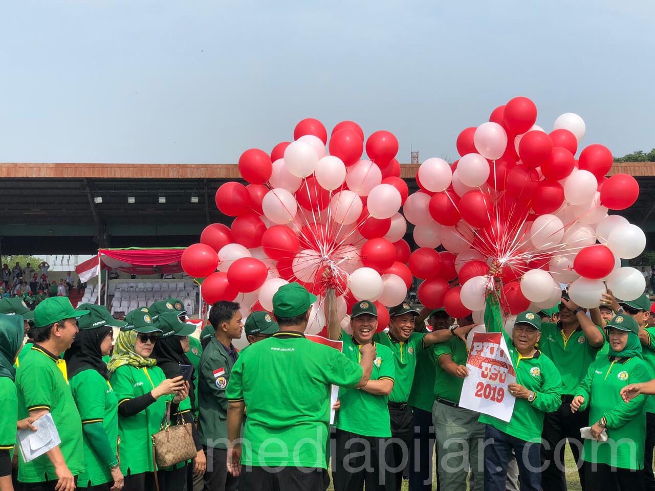 Penerbangan balon oleh rektor USU Menandakan berakhirnya pembukaan PKKMB USU 2019, Senin (19/8) (Fotografer: Talitha Nabilah)