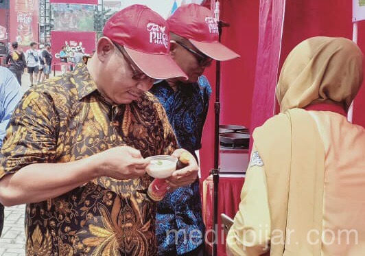 Saat Wakil Wali Kota Medan, Akhyar Berkunjung Ke Stand Makbels dalam Festival Kuliner yang diselenggarakan Teh Pucuk Harum, Sabtu (31/08) (Fotografer: Hidayat Sikumbang) 