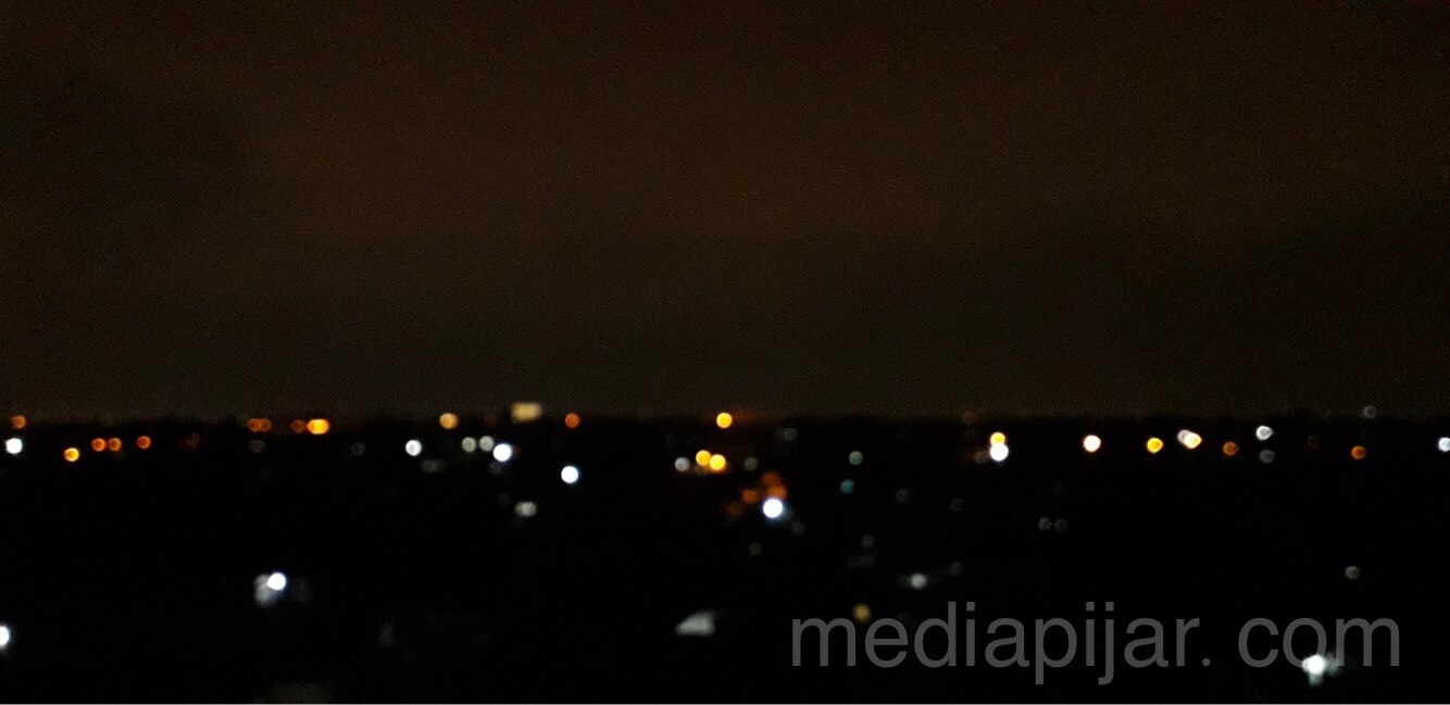 “Atap kos-kosan tempat terbaik menikmati pemandangan malam” (Fotografer: Hazlina Ganif Sihotang)