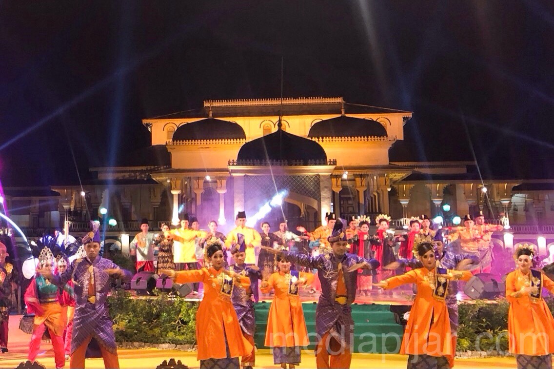 Tari kolosal yang dilakukan oleh seluruh kontingen penari yang hadir pada acara penutupan Gelar Melayu Serumpun (GEMES) 2019 di Istana Maimoon (3/11).  (Fotografer: Frans Dicky Naibaho