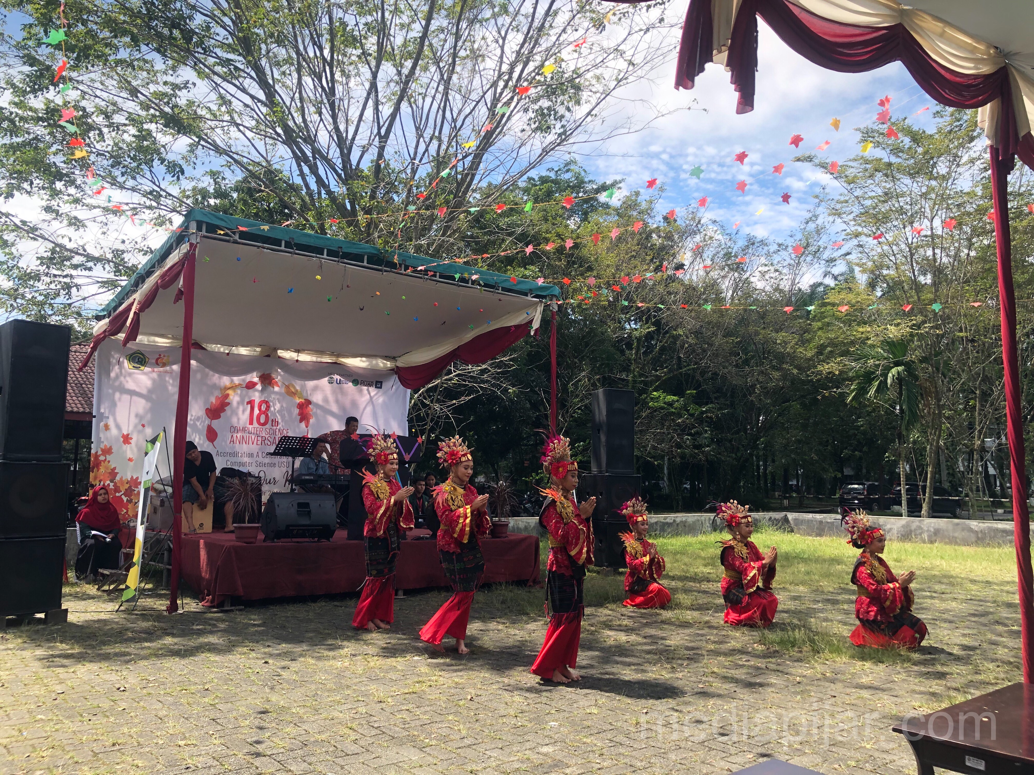 Acara yang dibuka dengan tarian tradisional yang dibawakan oleh mahasiswa Ilmu Komputer 2019 di selasar parkiran FASILKOM-TI USU (2/12). (Fotografer: Ade Khairani Bustami).