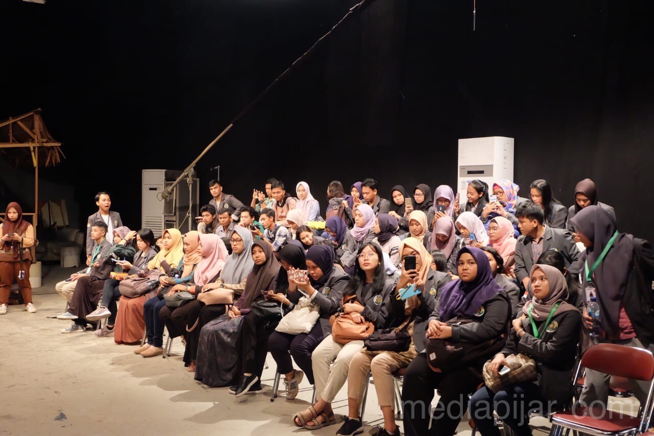 Kunjungan Media TVRI pada hari kedua Pelatihan Jurnalistik Tingkat Dasar Pers Mahasiswa Pijar 2020 (3/3). (Fotografer: Putri Arum Marzura)