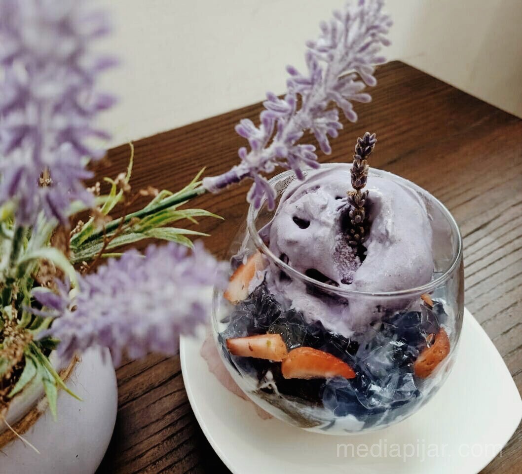 “Everyone is a child when get the ice cream” (Fotografer: Shalli Anggia)
