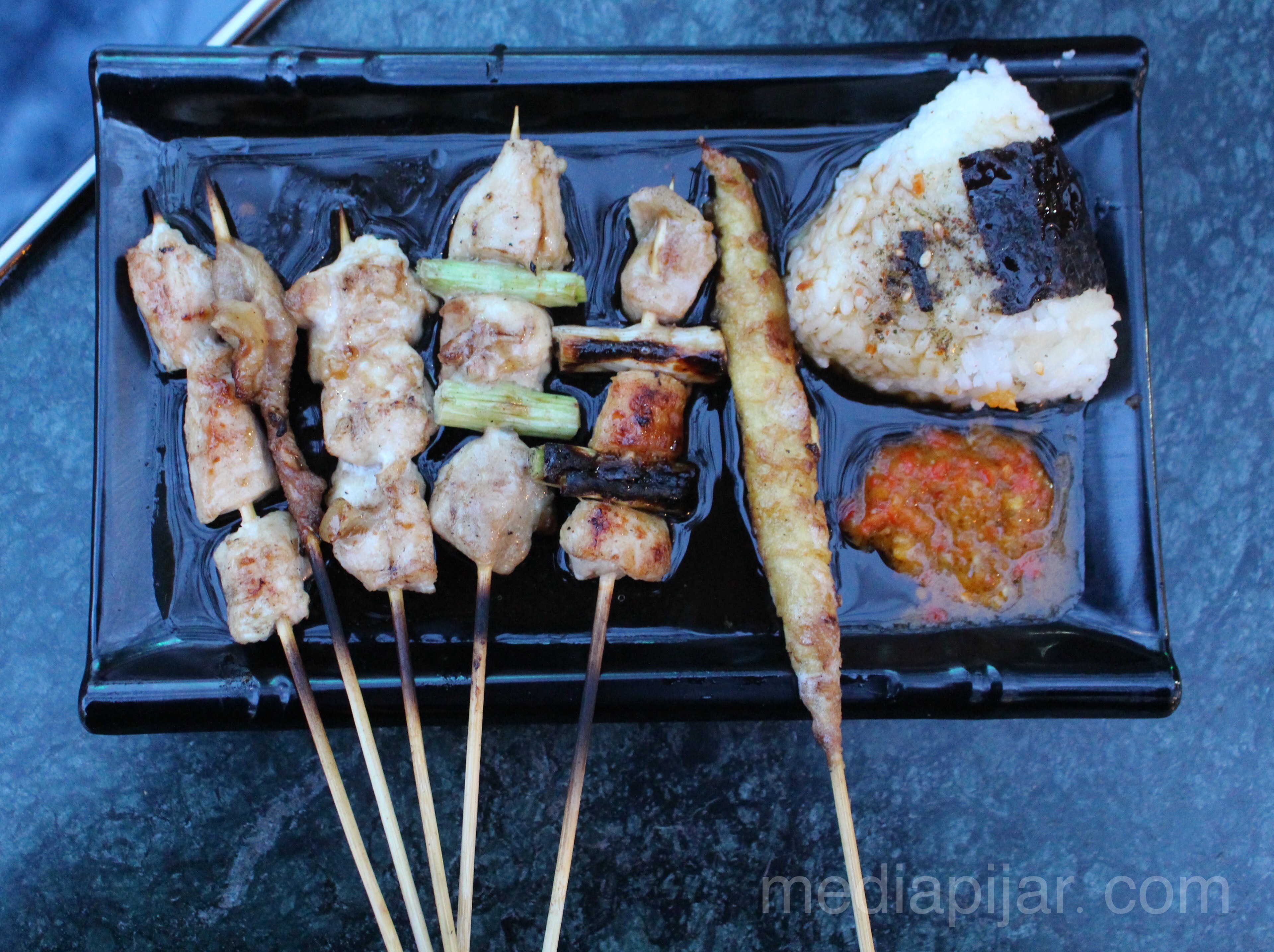 "Menikmati sore sembari menyantap Oppai Yakitori." (Fotografer: Annisa Nahda Nasution)
